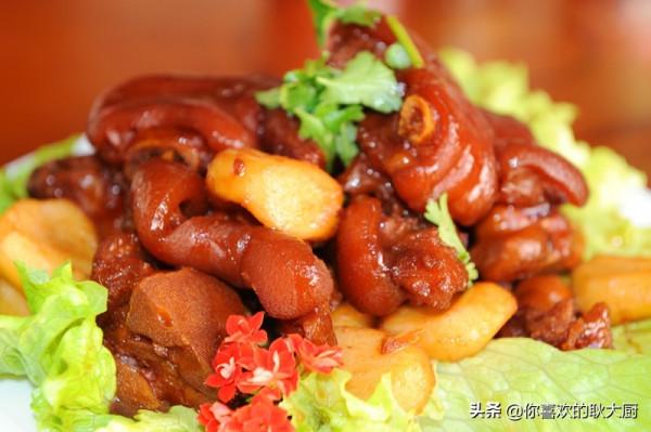 紅燒雙蹄:一葷一素,你意想不到的巧妙搭配 紅燒雙蹄:一葷一素,你意想不到的巧妙搭配