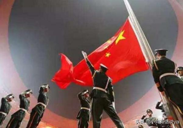 飛行員跳傘求生，在樹上掛了70年後被發現，身體和樹枝融為一體