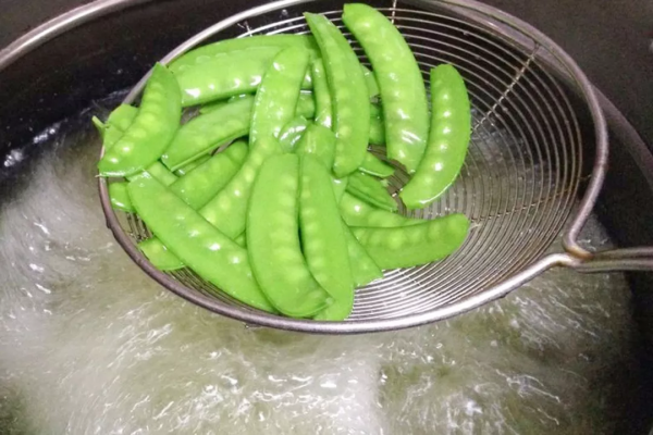 趣味食譜：饅頭片畫上向日葵和小雞，搭配荷蘭豆炒蝦仁和黑米粥