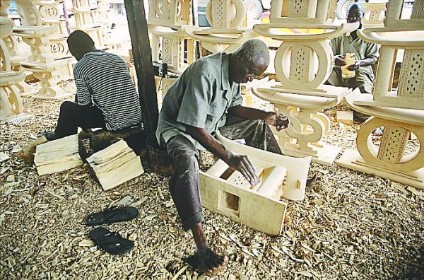 各地風俗大賞：迦納特色喪葬服務，黑人抬棺，一場下來竟要十萬