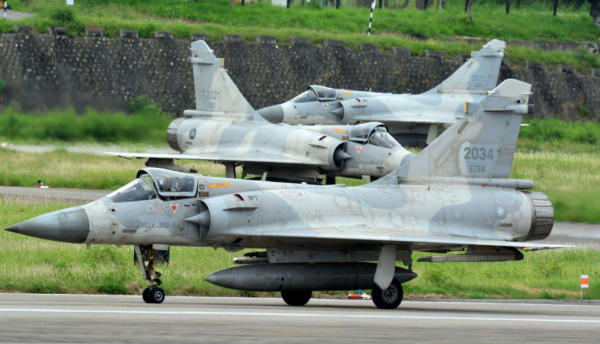 又來碰瓷，臺軍宣稱出動“幻影”攔截解放軍戰機，網友：送人頭嗎