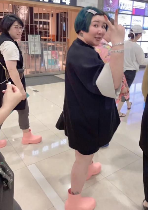 郭麒麟繼母罕見聚會，齊耳髮型彆著水鑽髮卡，45歲狀態減齡又顯瘦