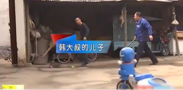 兒子持刀追砍，將父母掃地出門，直言：死了歡迎回來，活著不行！|真實往事