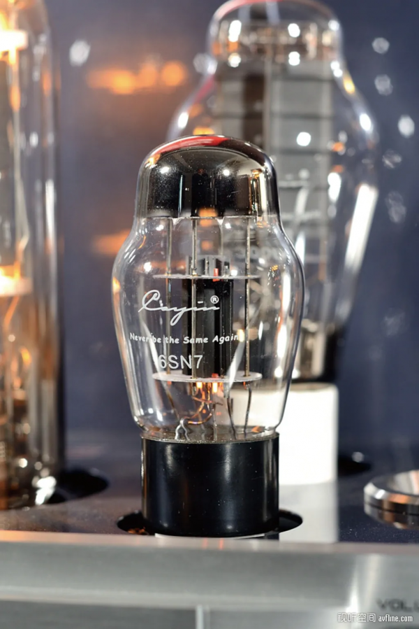 紮實的低頻控制力 溫暖寫意的光澤感：斯巴克 Cayin A-805 膽合併機