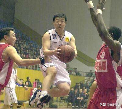 男籃奧運得分王，歪脖子機槍張勇軍安置體育局後級別年薪如何？