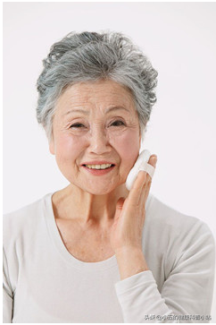 老人身上有味道是因為不洗澡嗎?40歲做好7件事幫助你告別老人味 老人身上有味道是因為不洗澡嗎?40歲做好7件事幫助你告別老人味