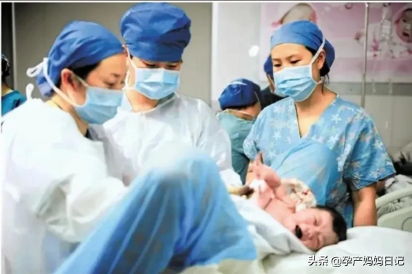 寶寶生出胎盤娩出縫針結束,鴨子穿著防護服端著一碗蛋湯進來了② 寶寶生出胎盤娩出縫針結束,鴨子穿著防護服端著一碗蛋湯進來了②