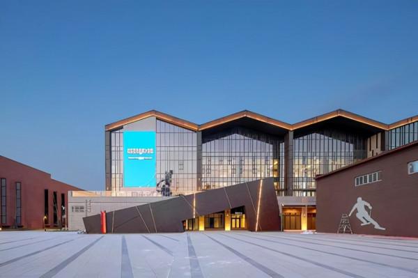 這個景點屬於城市探險系列了，首鋼老廠區位於石景山區，現已廢棄