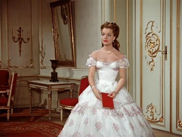 茜茜公主懷孕時腰圍超50cm就絕食，她小蠻腰有多細？老照片很迷人