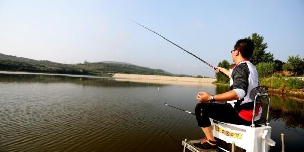 鯽魚不要一直釣底，遇到這三種情況，釣浮才能有個好的漁獲