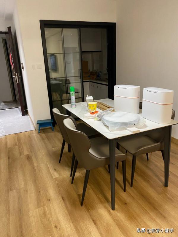 96平裝修花了25W，地面鋪木地板，電視牆不做造型，簡單又好看