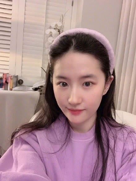 劉亦菲素顏自拍上熱搜，紫色衛衣搭配紫色髮帶，真是仙女本仙
