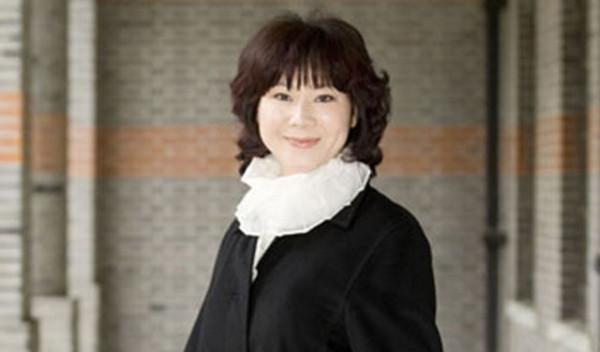 施之皓前妻曹燕華低調二婚,嫁1.93米帥氣老公,年近60看著像40歲 施之皓前妻曹燕華低調二婚,嫁1.93米帥氣老公,年近60看著像40歲