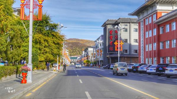 人口才5萬多人的縣城，不通鐵路沒有高速卻不差錢，小城乾淨富饒