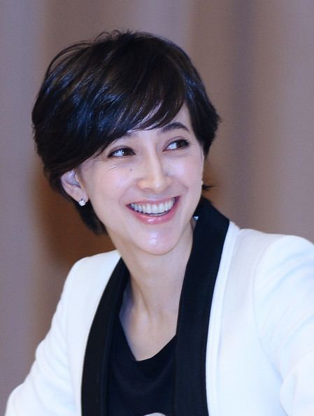 38歲政界王子娶日本第一美人,因首相選舉只得一票,急於變老 38歲政界王子娶日本第一美人,因首相選舉只得一票,急於變老