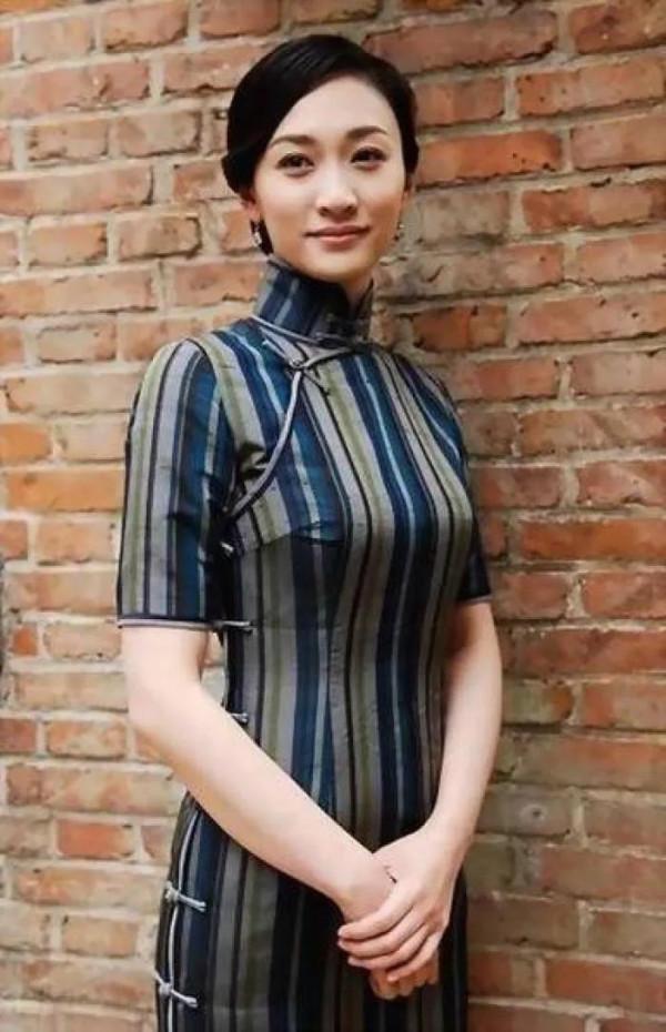 李小冉端莊大氣的旗袍秀