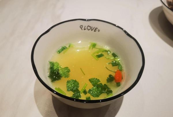 天冷了,讓老婆和女兒吃點羊肉和羊湯,美味 天冷了,讓老婆和女兒吃點羊肉和羊湯,美味