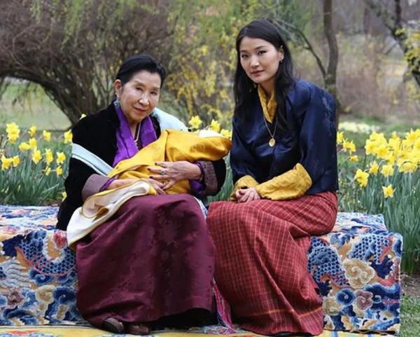 17歲倉促繼位，王太后為兒子出謀劃策，把仇敵家四朵金花一把娶了