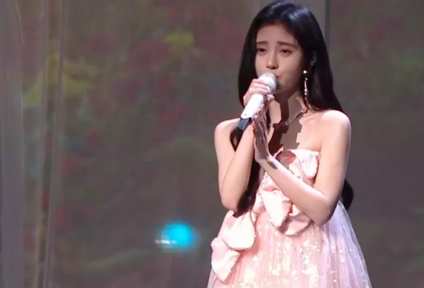 眾星年貨晚會：鞠婧禕半永久搶鏡，張韶涵髮型失敗，言承旭疲倦