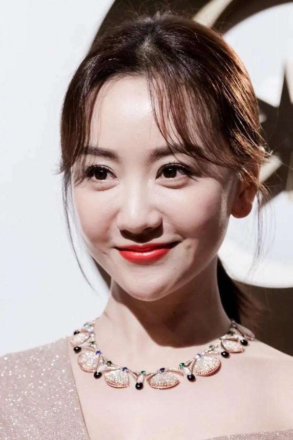 楊蓉這顏值真驚豔,一襲杏色亮片連衣裙溫柔優雅,滿滿的高階感 楊蓉這顏值真驚豔,一襲杏色亮片連衣裙溫柔優雅,滿滿的高階感