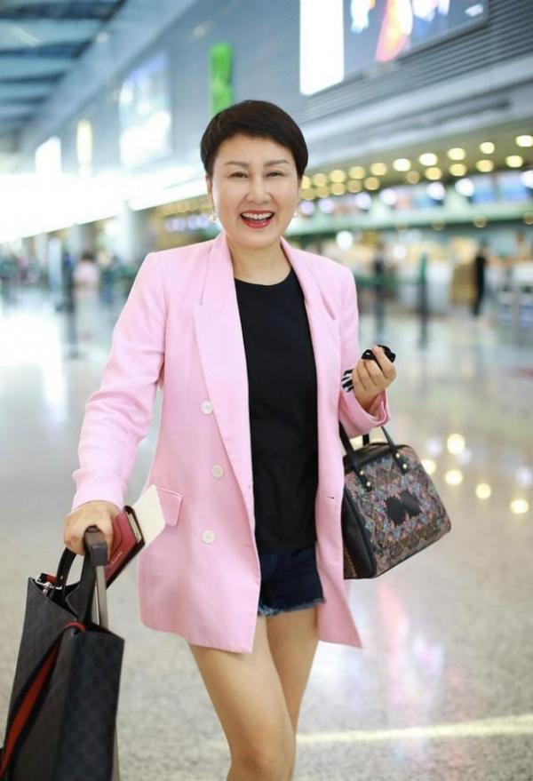 張凱麗58歲又怎樣？身穿棕色皮衣，自信從容，看起來好有年代感