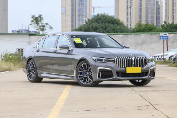 真正的旗艦D級車，軸距超3米2，動力強勁又豪華，實拍寶馬7系