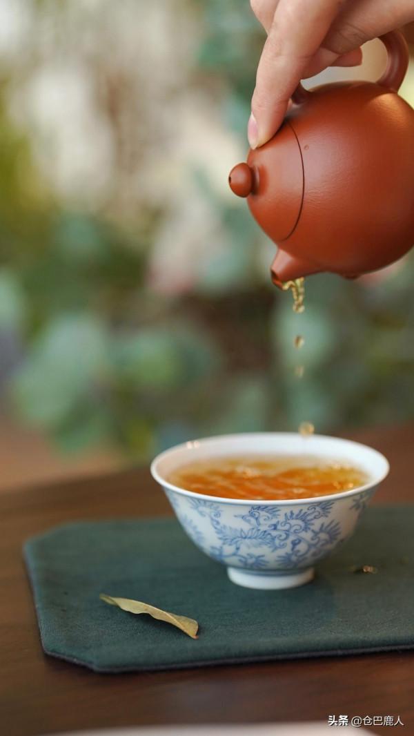 青花纏枝菊花紋杯「青若微雨·依雲而起」