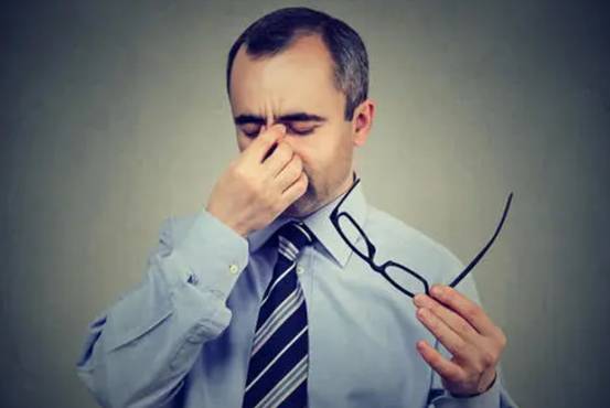 早上一起視力模糊，別掉以輕心，醫生：很可能是患病