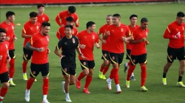 不只是廣州隊需要託管，英格蘭球隊也面臨這樣的困境