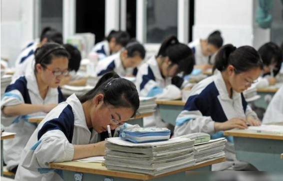 張藝興現身長江商學院面試，“努力人設”立住了，學習從不怕晚