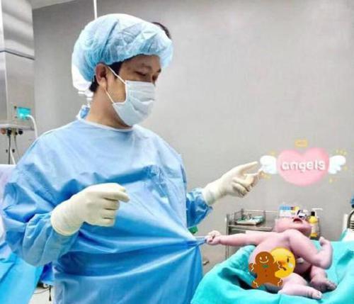 暴躁新生兒”走紅，臍帶沒剪就要跑，護士哭笑不得：差點就沒抓住