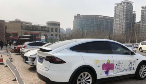 特斯拉車身被塗鴉,車主一臉無奈:打不得罵不得,她開心就好 特斯拉車身被塗鴉,車主一臉無奈:打不得罵不得,她開心就好