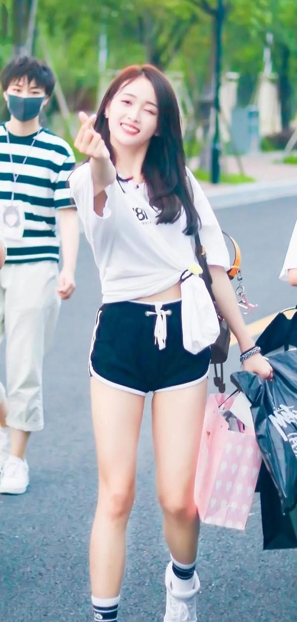 有喜歡吳宣儀的嗎？長相甜美可人，處處散發著迷人的青春氣息