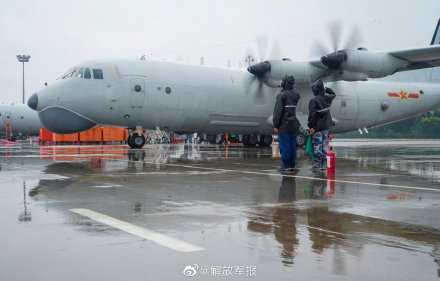 酷圖！反潛巡邏機雨中起飛