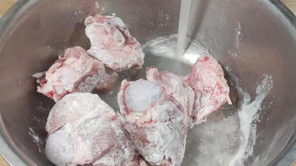 燉大骨頭湯，牢記3放3不放的訣竅，湯色奶白像牛奶，味美甘甜好喝