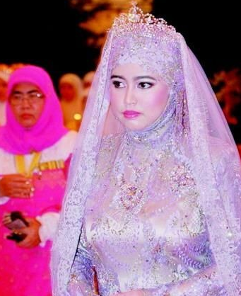 哈菲查:汶萊第一白富美,結婚時身披“鑽石婚紗”,腳踩黃金地板 哈菲查:汶萊第一白富美,結婚時身披“鑽石婚紗”,腳踩黃金地板