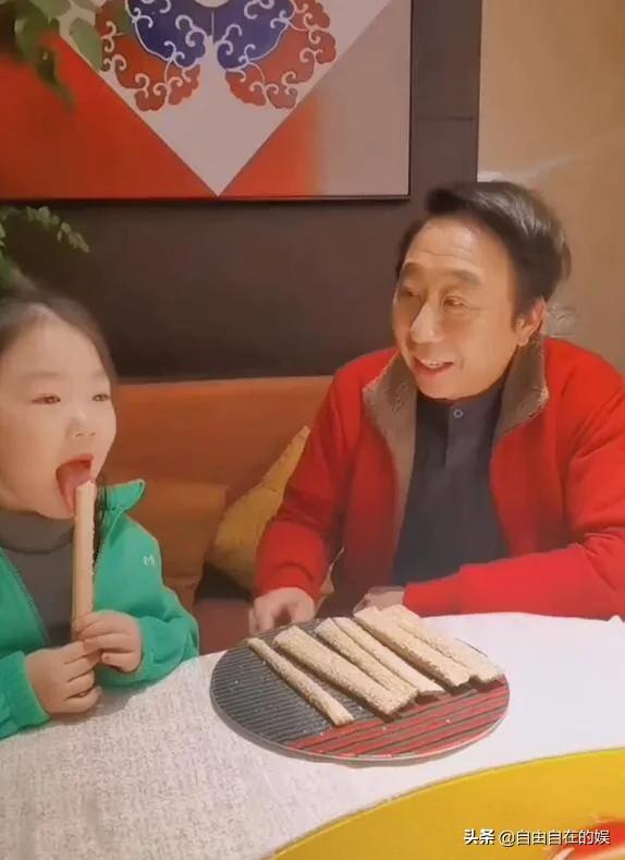 64歲馮鞏和孫女同框！妮妮五官清秀顏值好高，祖孫對話宛若說相聲