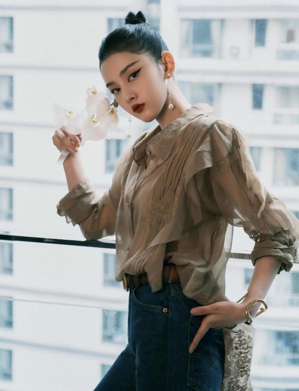 宋祖兒私服搭配也美到爆！穿短夾克配抹胸走機場，隨意夾發太洋氣