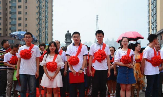 寒門難出貴子？深挖高考狀元的家境，原來大都來自於“三有”家庭