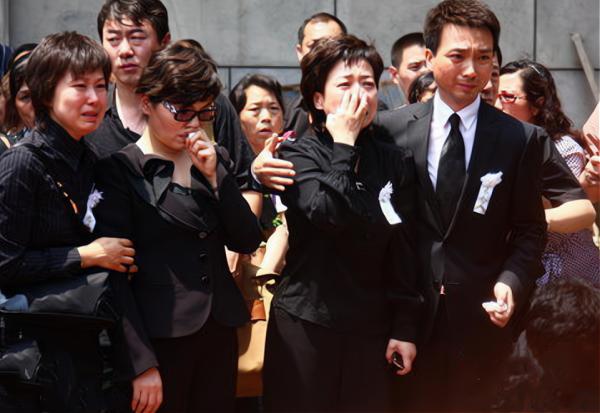 羅京：48歲去世，葬禮現場李瑞英表情痛苦，妻子改嫁兒子留學美國