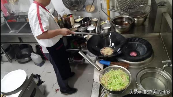 中秋佳節大廚分享一道農家美食，蘿蔔絲粉條炒饊子，桌桌必點
