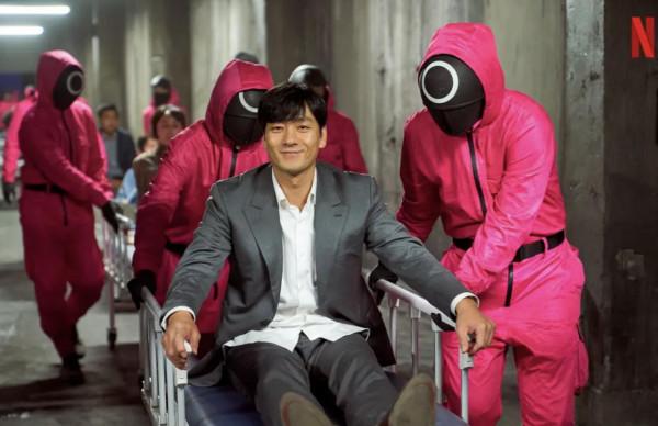 《魷魚遊戲》中的反派老頭，如何保證自己不會死在遊戲中？