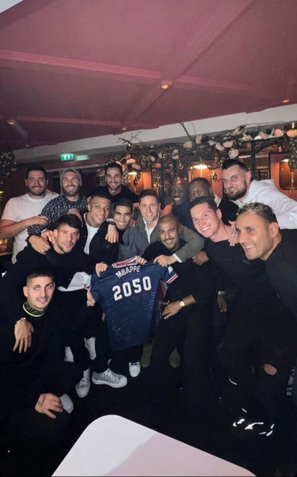 巴黎眾將為姆巴佩慶生，贈送其印有2050的球衣以鼓勵他續約留隊