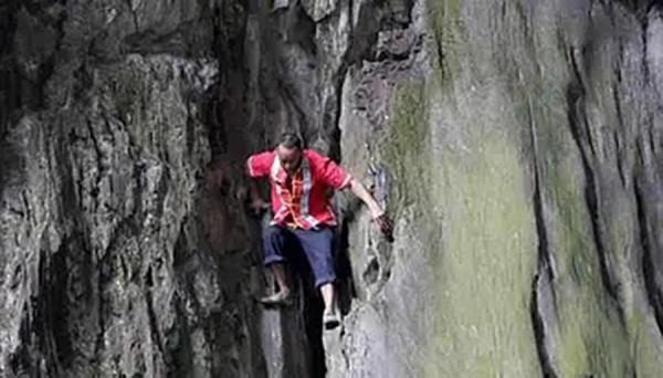 貴州背屍人：徒手將棺材背上懸崖，三天不吃不睡，峭壁上全是棺材