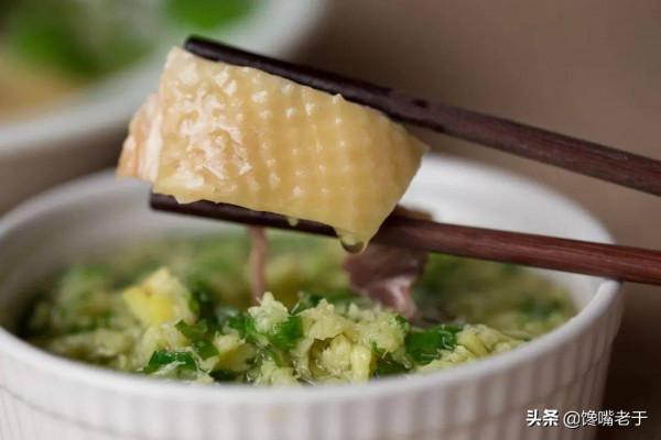 白切雞“骨中帶血”，吃了不拉肚子嗎？行話：斬開雞骨一線紅