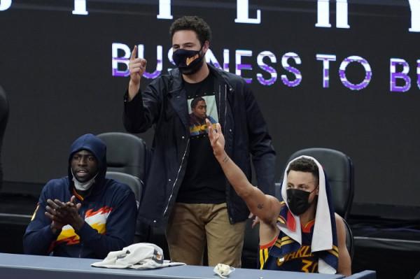 追夢賽前熱身時左小腿緊張 但為慶祝克萊迴歸跳球時仍會在場