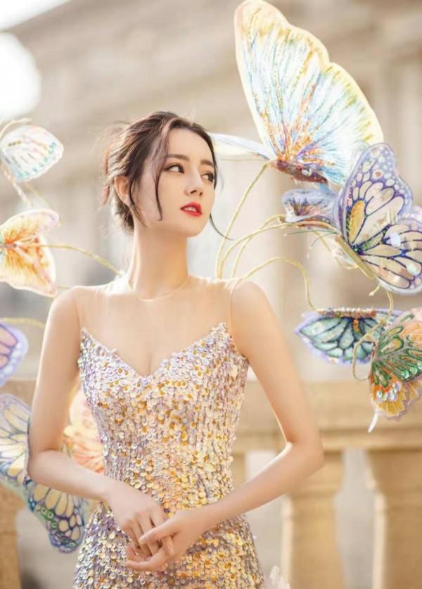 迪麗熱巴紅毯造型太絕了，張張驚豔，你最喜歡哪個？