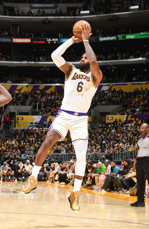 詹皇末節13分+6助攻！包辦湖人28分卻遭隔扣，37歲老漢提前退場