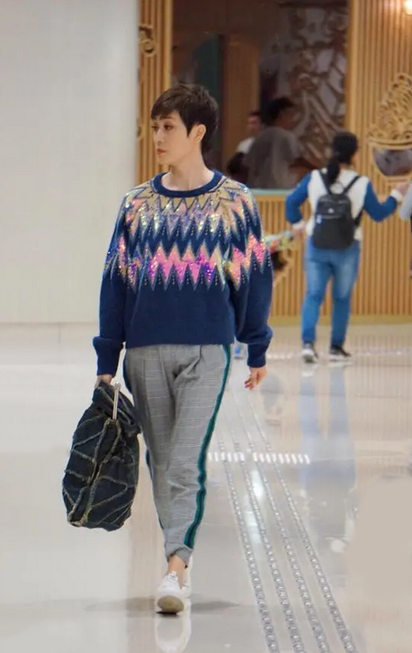 陳法蓉55歲仍光彩照人，穿亮片毛衣時尚減齡，中年女性真該學一學