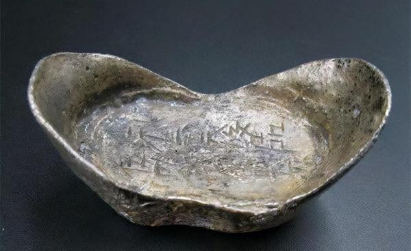 民間故事：男子思妻心切回家，半途老婦攔道送帽：戴著睡覺莫說話